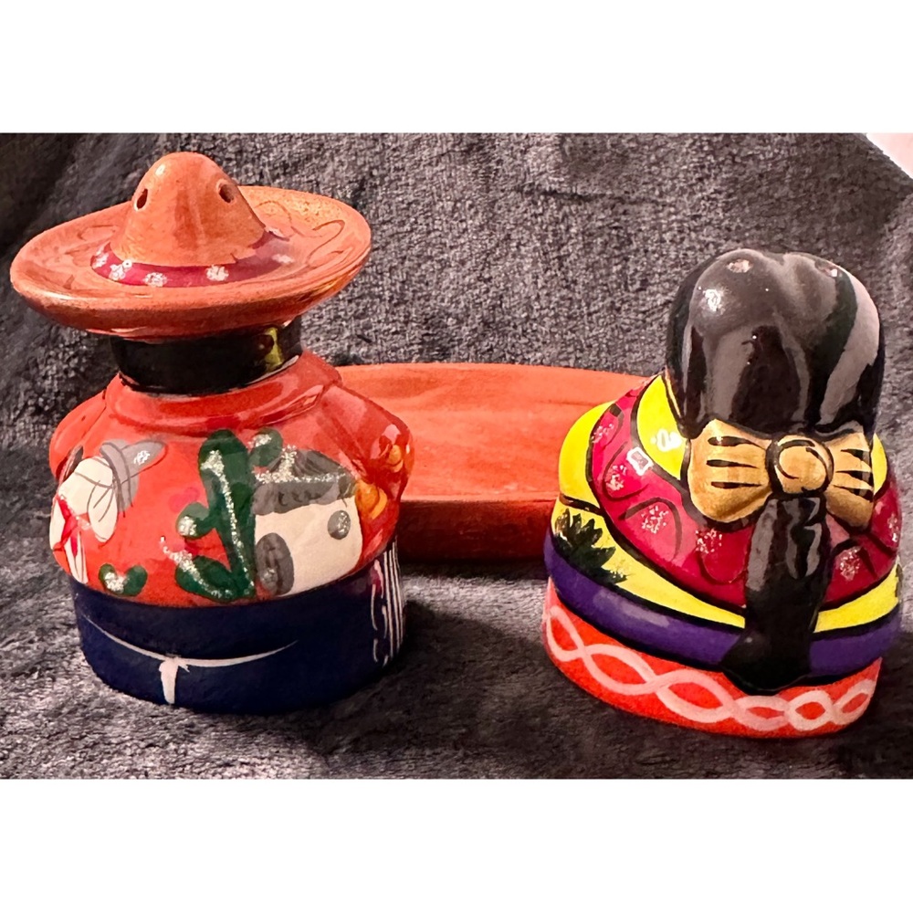 Mexican Art Pottery Salt And Pepper Shakers Hand Painted With Tray - Picture 3 of 3